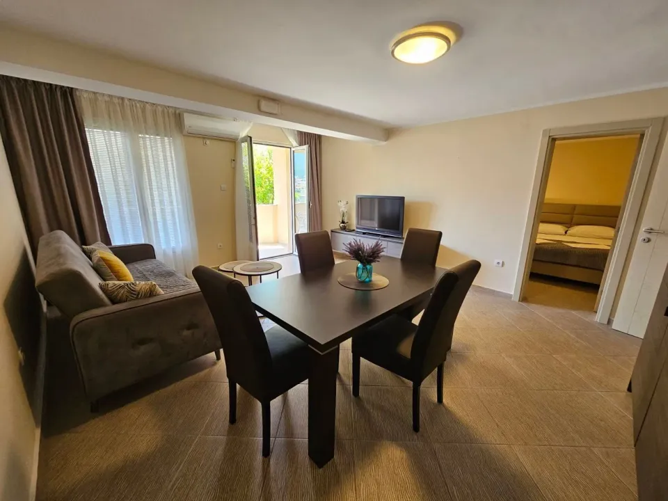 Rent, two bedroom apartment, 55m², Bečići, Budva