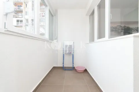 Zastakljeni balkon sa bijelim zidovima i pločicama na podu. - image 7