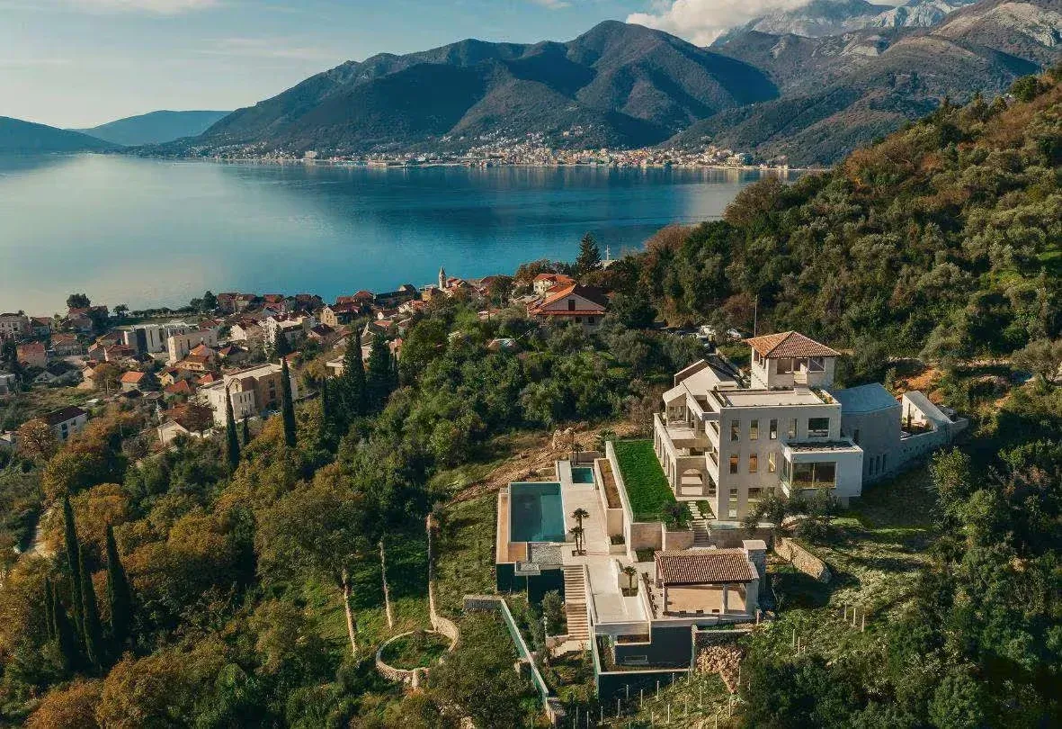Pogled iz vazduha na vilu sa bazenom i pogledom na more.