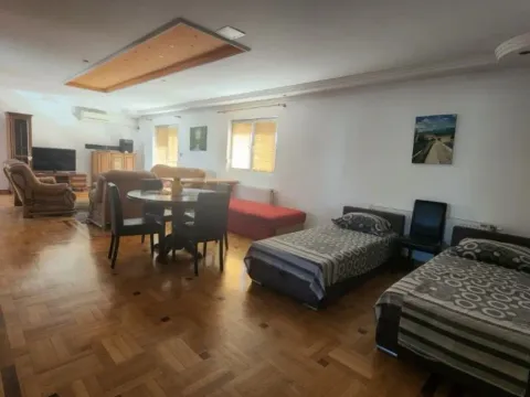 Izdavanje, petosoban stan, 200m², Petrovaradin, Novi Sad - image 12