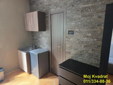 Manja kuhinja sa sudoperom, frižiderom i zidnim elementom. - image 14