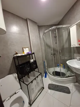 Moderno opremljeno kupatilo sa tuš kabinom i sanitarijama. - image 4