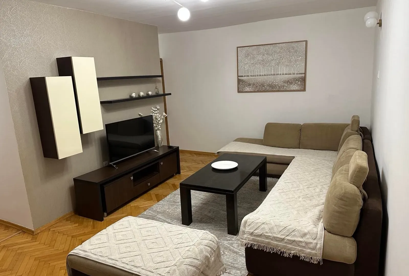 Izdavanje, dvosoban stan, 80m², Momišići, Podgorica
