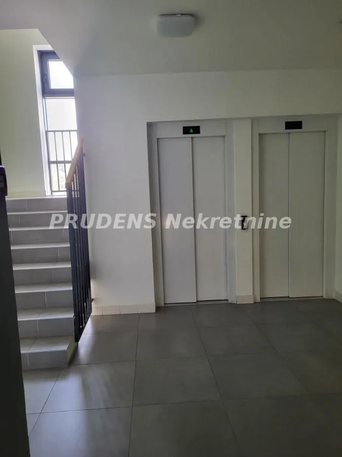 Izdavanje, trosoban stan, 81m², Zemun Sve Podlokacije, Beograd
