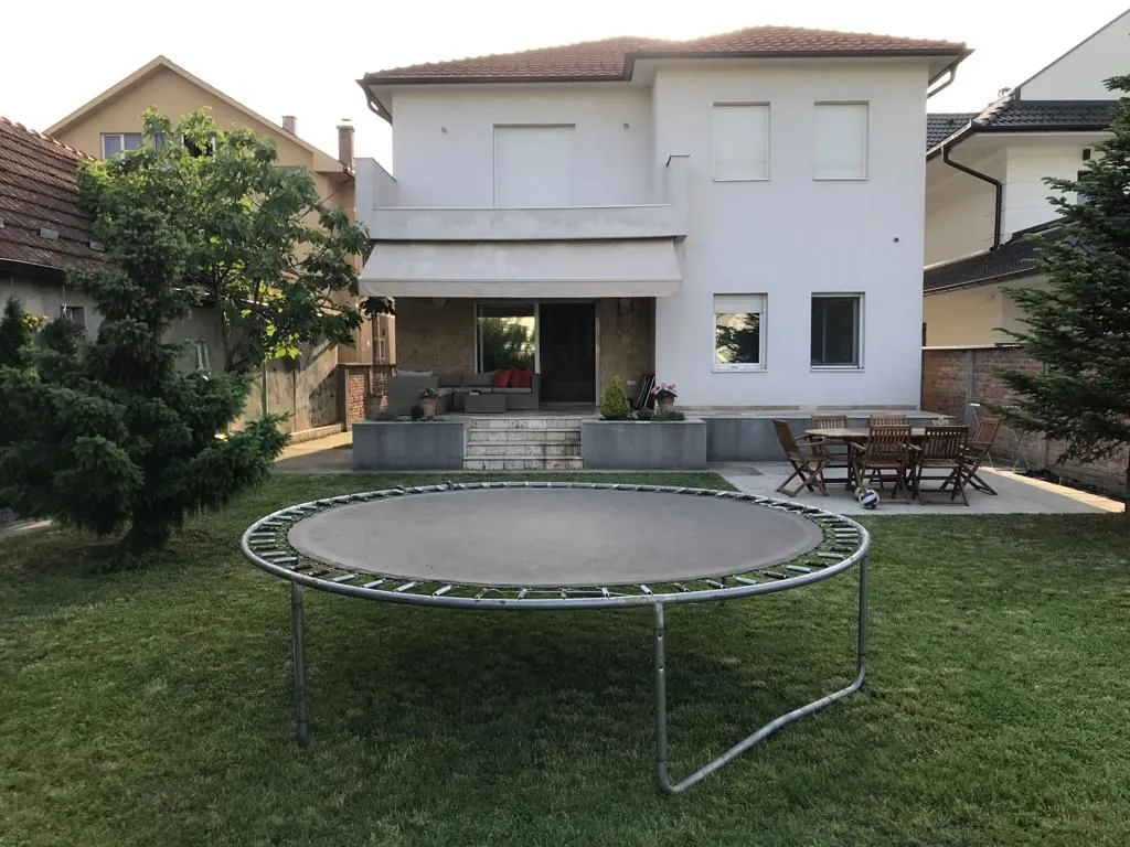 Rent, house, 300m², Zemun Sve Podlokacije, Beograd