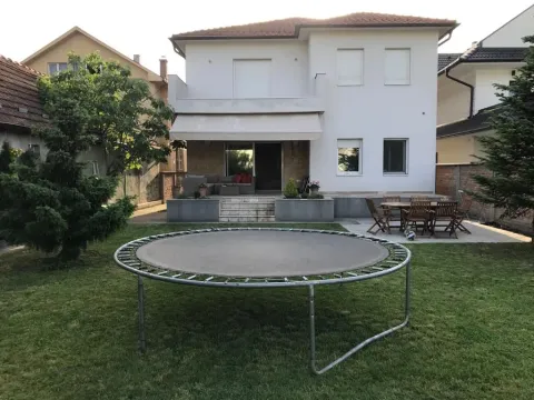 Kuća in Zemun Sve Podlokacije