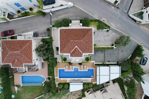 Pogled iz vazduha na kuću sa bazenom i dvorištem. - image 46
