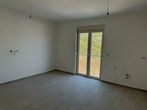Prazna neuređena soba sa balkonskim vratima i pogledom na prirodu. - image 3