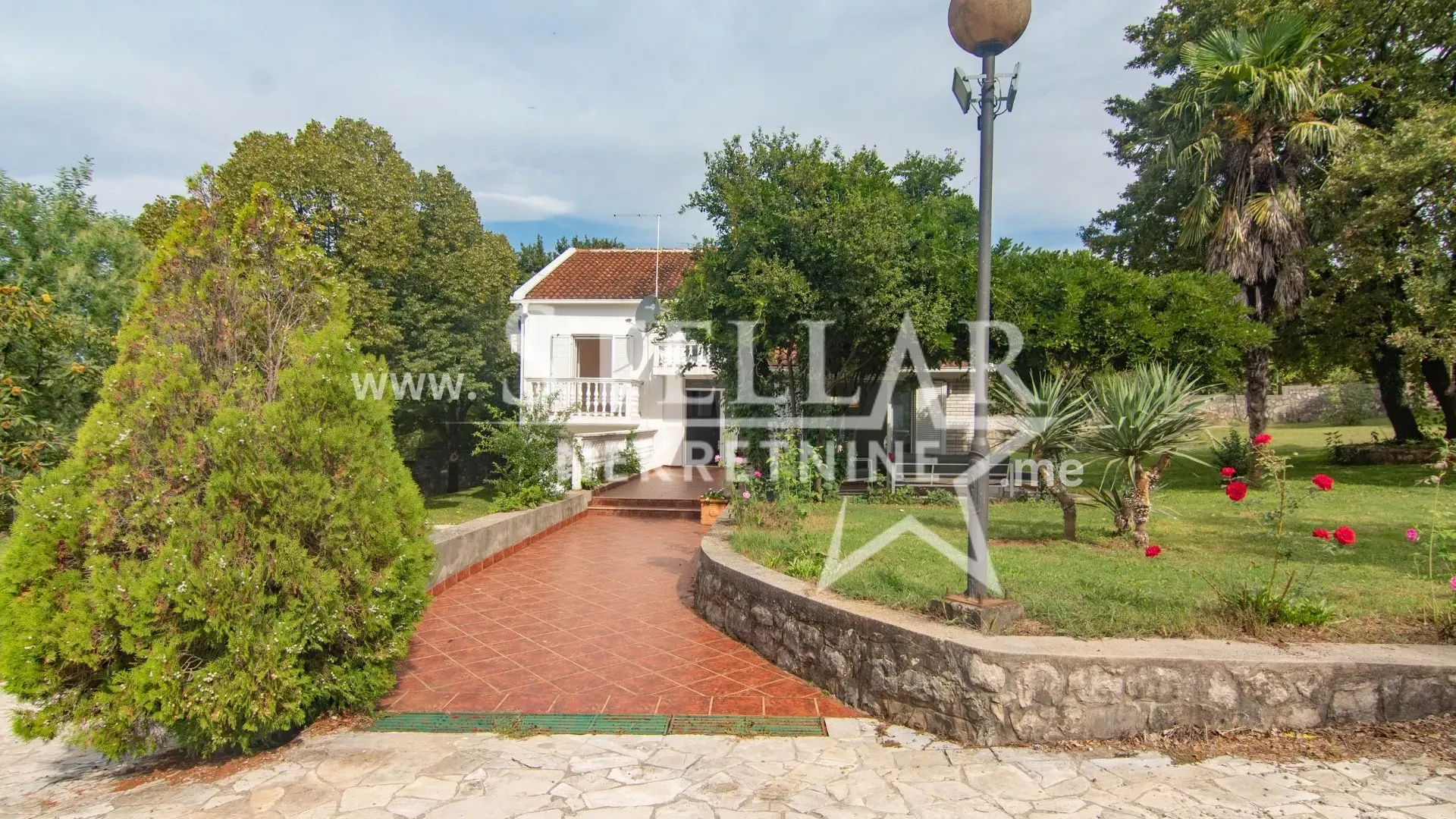 Rent, house, 250m², Mareza, Podgorica