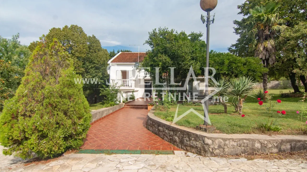 Izdavanje, kuća, 250m², Mareza, Podgorica