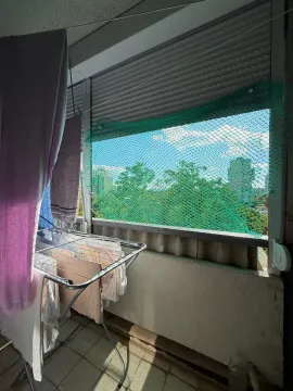 Terasa sa stalkom za sušenje veša i obešenom odjećom. - image 11