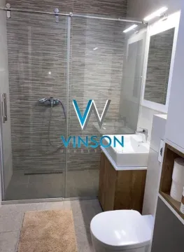 Moderno kupatilo sa tuš kabinom, umivaonikom i wc šoljom. - image 3