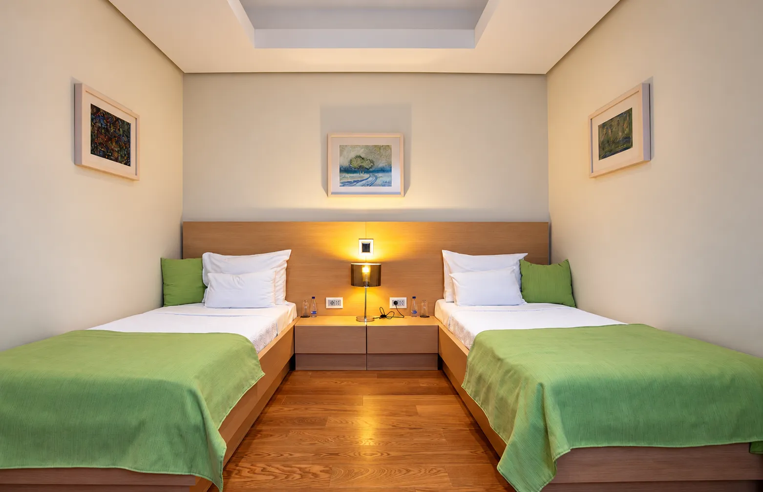Bedroom with two single beds and a nightstand in the middle.