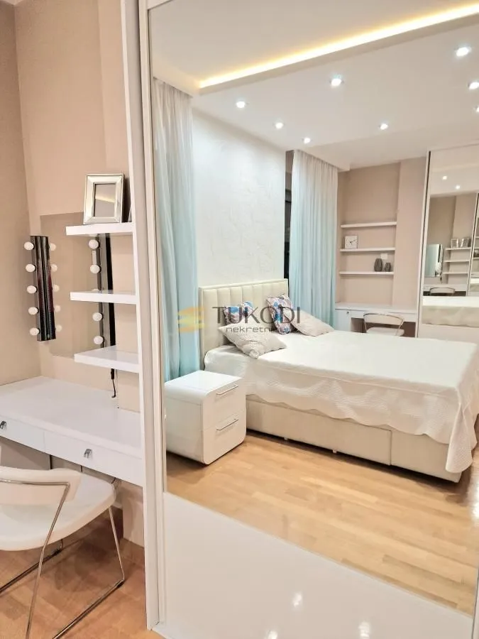 Izdavanje, trosoban stan, 105m², Centar, Novi Sad