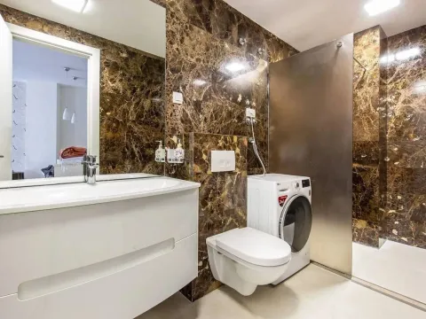 Izdavanje, jednosoban stan, 63m², Centar, Budva - image 2