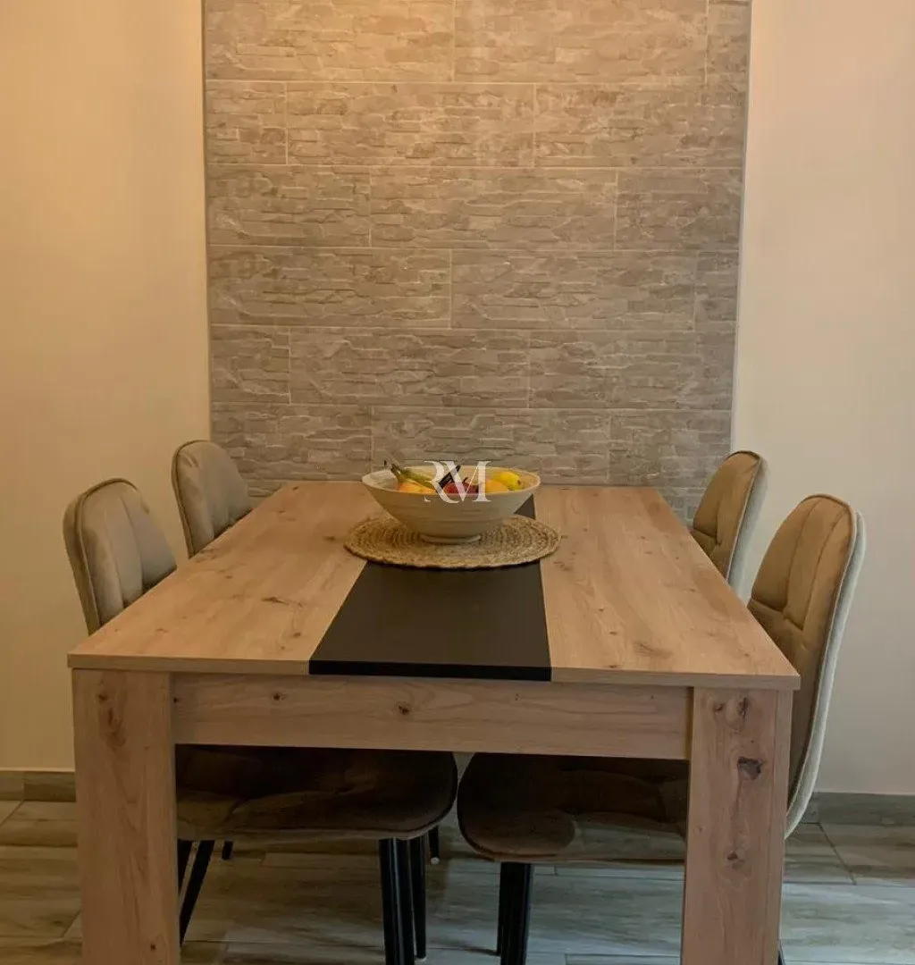 Izdavanje, trosoban stan, 100m², Dumidran, Tivat