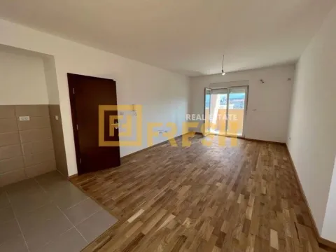 Izdavanje, dvosoban stan, 74m², Tuški Put, Podgorica