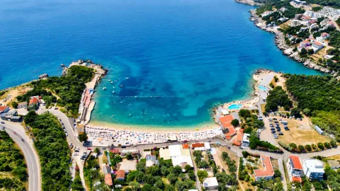 Pogled iz vazduha na uvale, plažu i okolno naselje. - image 9