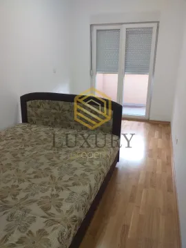 Spavaća soba sa bračnim krevetom i izlazom na terasu. - image 10