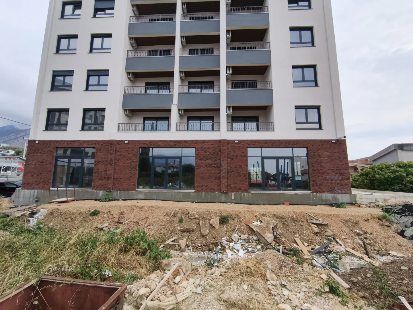 View of the facade and ground floor of a residential building under construction.