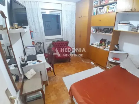 Nameštena spavaća soba sa krevetom, radnim stolom i ugradnim plakarima. - image 6
