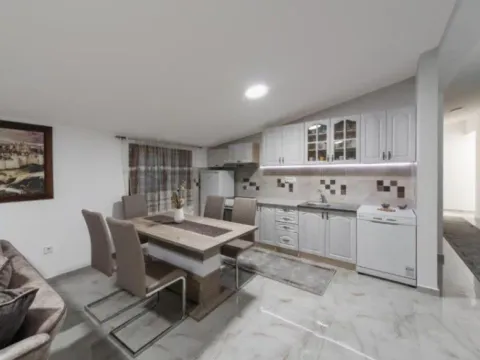Izdavanje, dvosoban stan, 94m², Škaljari, Kotor - image 3