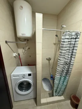 Manje kupatilo sa tuš kabinom, veš mašinom i bojlerom. - image 15