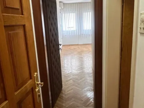 Izdavanje, garsonjera, 36m², Centar, Podgorica - image 11