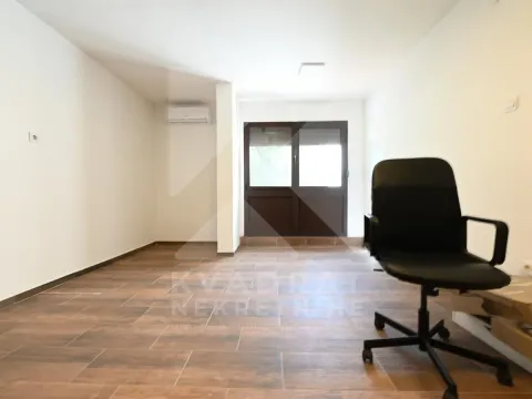 Izdavanje, poslovni prostor, 80m², Blok 5, Podgorica - image 12