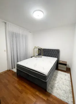 Spavaća soba sa bračnim krevetom, noćnim stočićima i prozorom sa zavjesama. - image 11