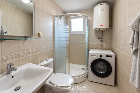 Kompaktno opremljeno kupatilo sa tuš kabinom i veš mašinom. - image 8