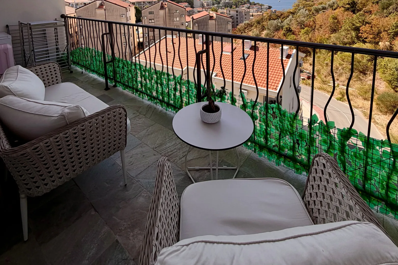 Namještena terasa sa garniturom za sjedenje i pogledom na okolinu.