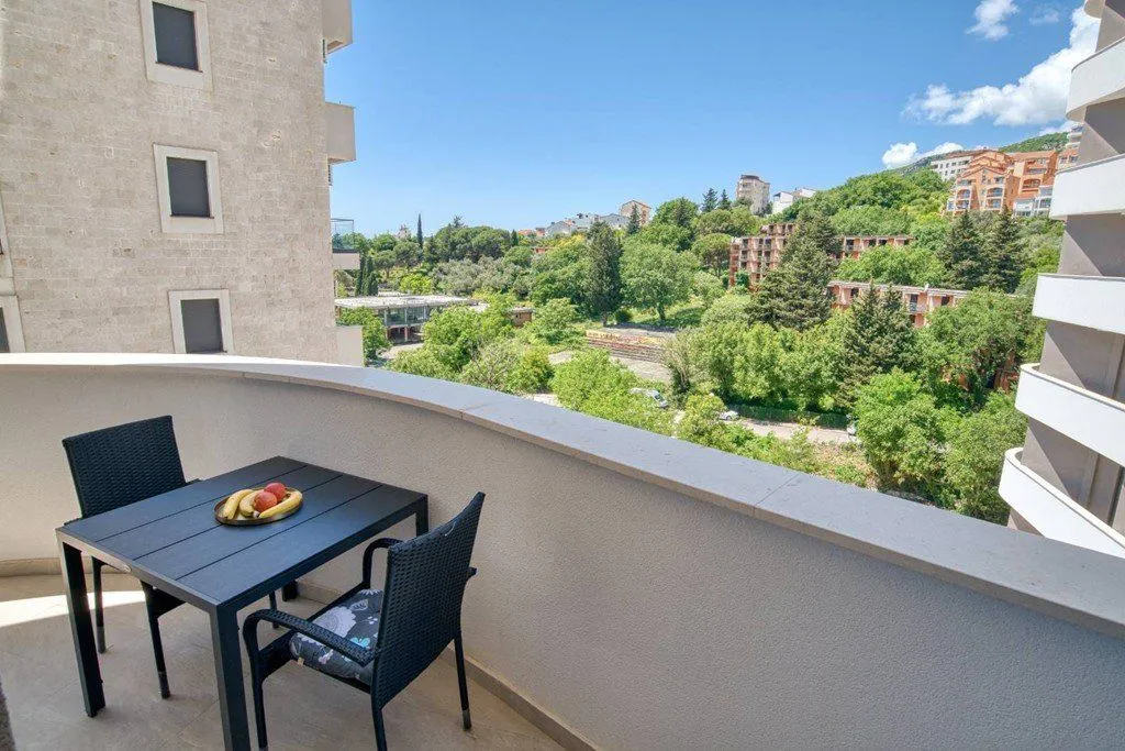Izdavanje, jednosoban stan, 53m², Budva, Crna Gora