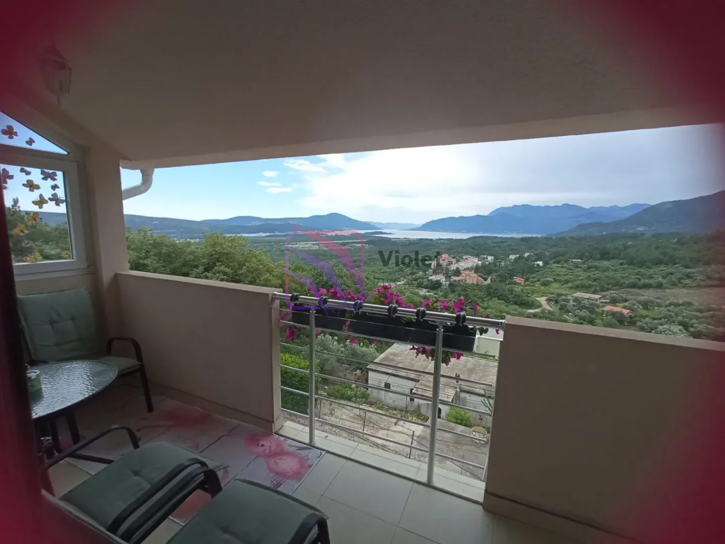 Natkrivena terasa sa garniturom za sjedenje i otvorenim pogledom na prirodu i okolinu.