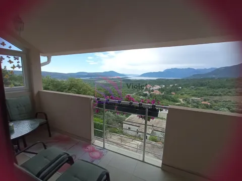 Natkrivena terasa sa garniturom za sjedenje i otvorenim pogledom na prirodu i okolinu. - image 5