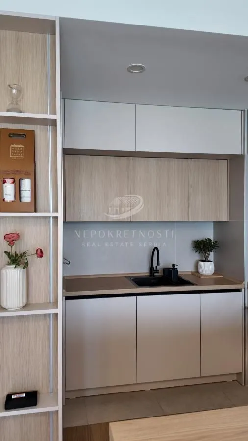 Izdavanje, trosoban stan, 73m², Savski Venac, Beograd