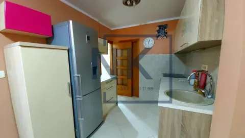 Manja kuhinja sa bijelom sudoperom, frižiderom i drvenim elementima. - image 2