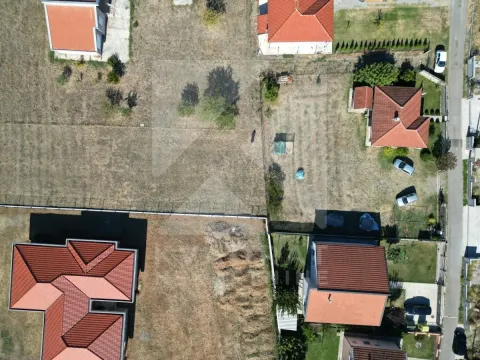 Pogled iz vazduha na zemljište i okolne kuće. - image 5