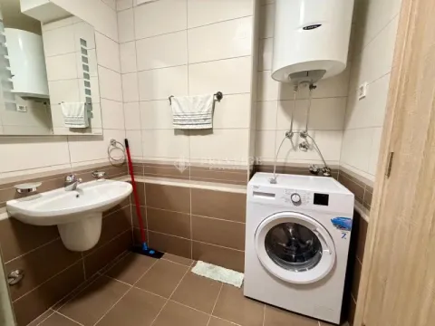 Manje kupatilo sa umivaonikom, veš mašinom i bojlerom. - image 10