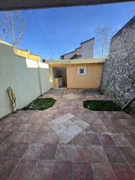 Popločano dvorište sa manjim pomoćnim objektom i ogradom. - image 8