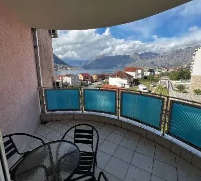 Izdavanje, dvosoban stan, 78m², Dobrota, Kotor