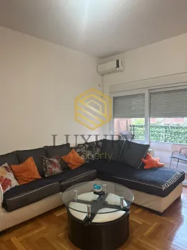 Dnevna soba sa ugaonom garniturom, stočićem i izlazom na terasu. - image 4