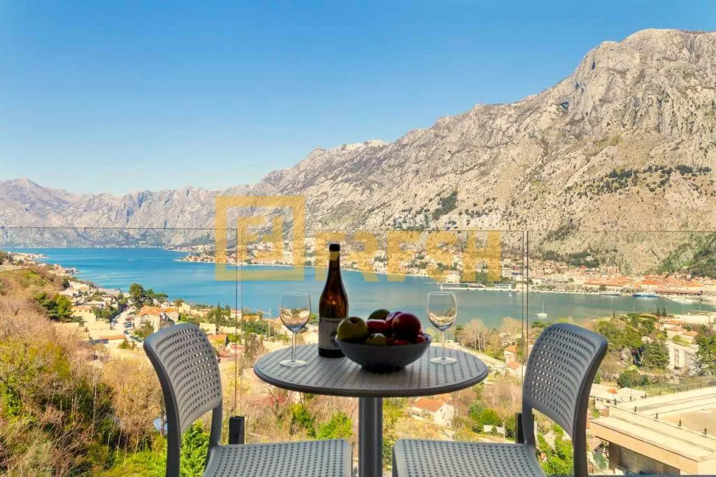Prodaja, četvorosoban stan, 253m², Kotor, Crna Gora