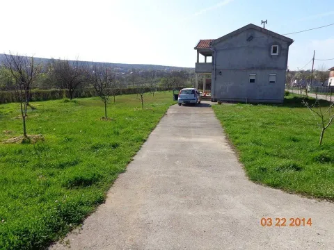 Dvorište sa prilaznim putem i kućom u pozadini. - image 3