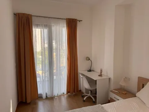 Spavaća soba sa krevetom, radnim stolom i izlazom na terasu. - image 7