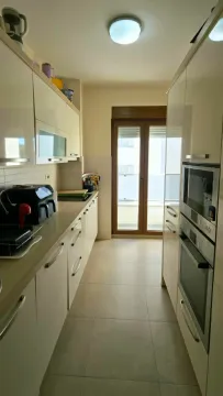Uska moderna kuhinja sa ugradnim elementima i aparaturom. - image 4