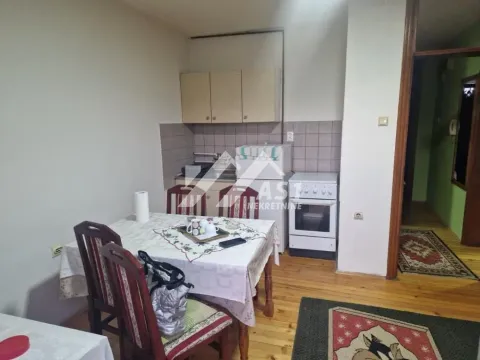 Manja kuhinja sa trpezarijskim stolom i stolicama. - image 2
