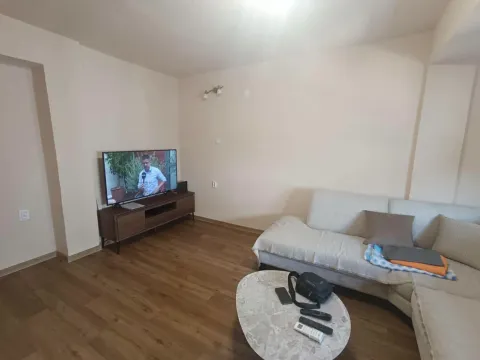 Dnevna soba sa ugaonom garniturom, televizorom i stočićem. - image 3