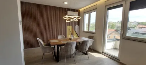Trpezarija sa drvenim panelom na zidu i modernim stolom za ručavanje. - image 16