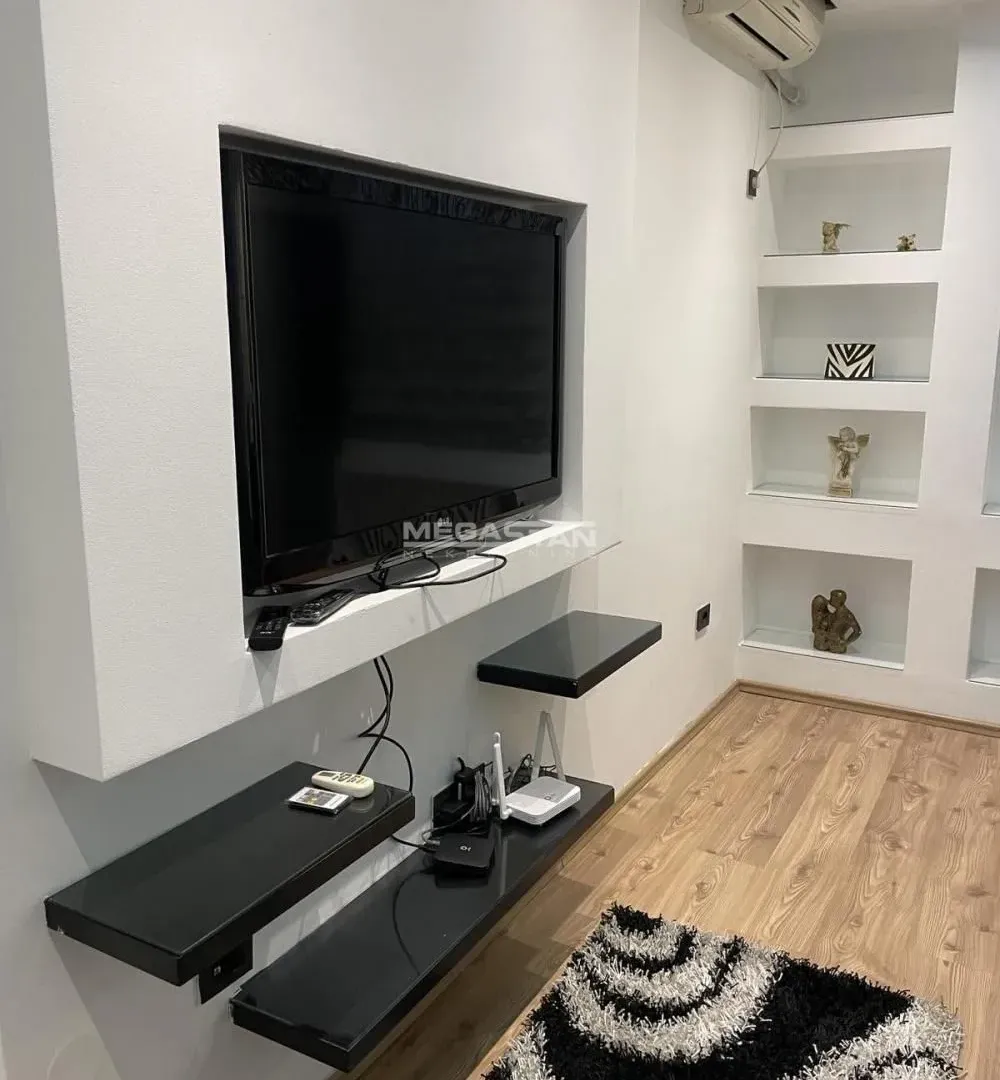 Izdavanje, dvosoban stan, 50m², Savski Venac, Beograd